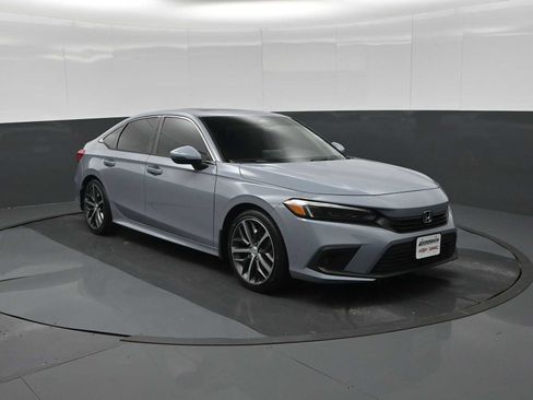 Used 2022 Honda Civic Touring image 2