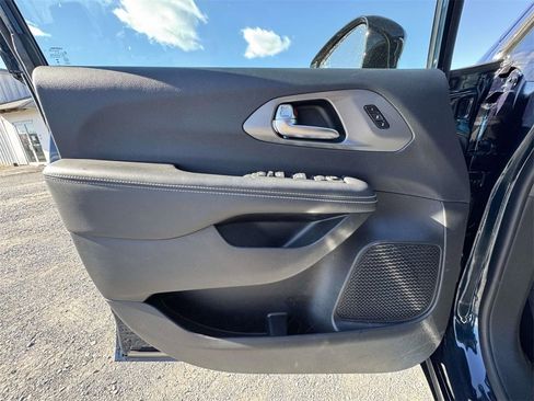 Used 2025 Chrysler Pacifica Select image 25