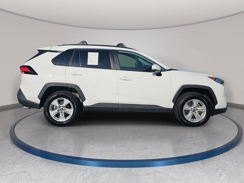 Used 2021 Toyota RAV4 XLE w/ Convenience Package FWD image 4