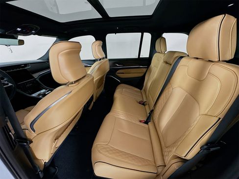 Used 2025 Jeep Grand Cherokee Summit w/ Luxury Tech Group V image 27