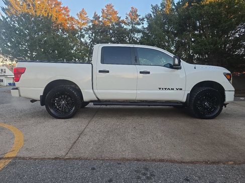 Used 2018 Nissan Titan XD image 8