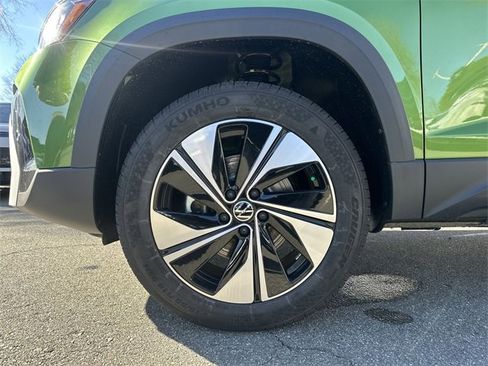 New 2026 Volkswagen Taos SE image 11