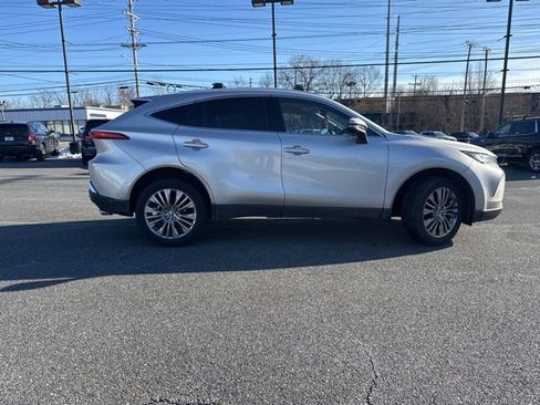 Used 2024 Toyota Venza XLE image 6