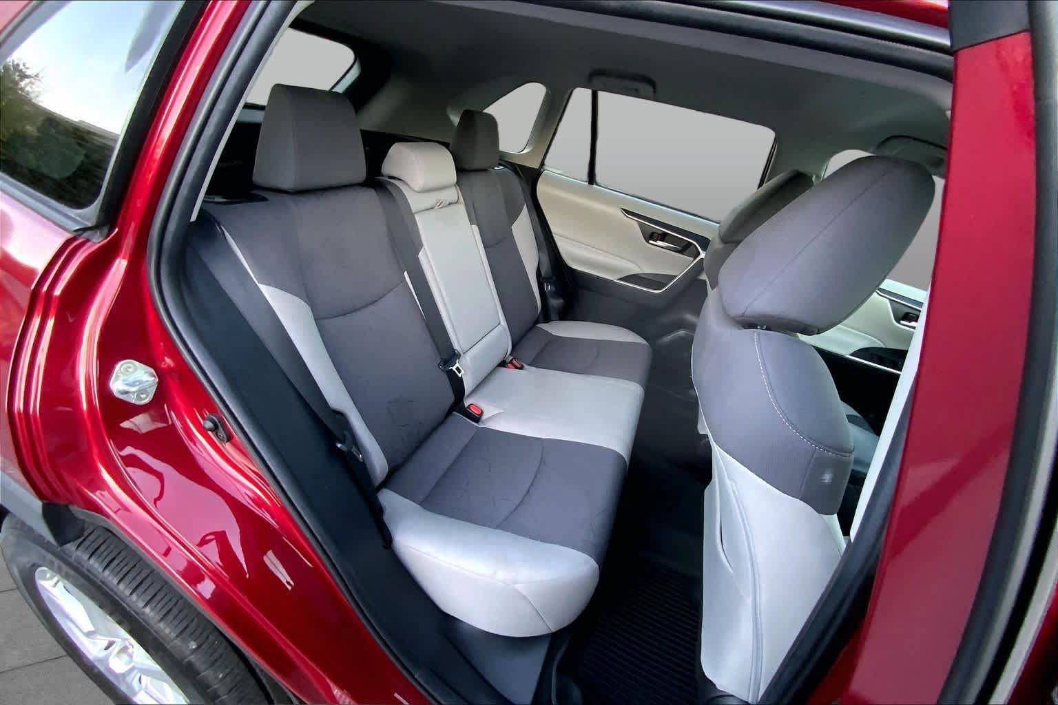 Used 2021 Toyota RAV4 XLE FWD image 17
