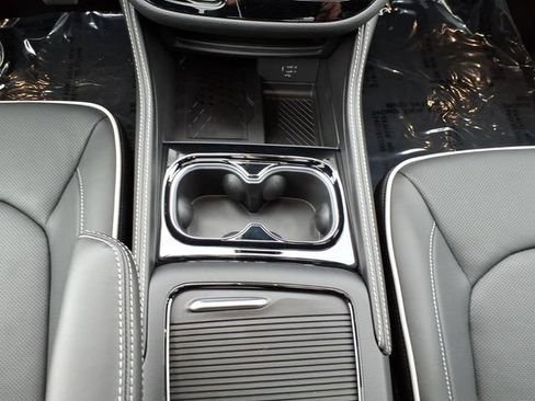New 2027 Chrysler Pacifica Limited AWD/4WD image 13