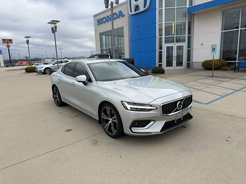 Used 2019 Volvo S60 T5 Inscription image 3