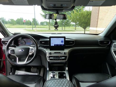 Used 2022 Ford Explorer XLT w/ Equipment Group 202A AWD/4WD image 42