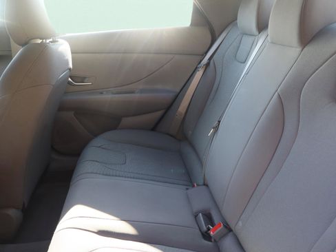 Used 2024 Hyundai Elantra SE FWD image 7