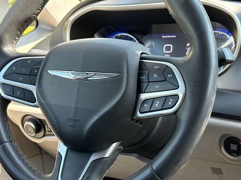 Used 2022 Chrysler Pacifica Touring-L FWD image 12