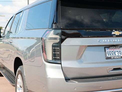 Used 2025 Chevrolet Suburban Premier image 9