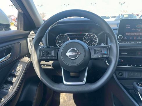 Used 2024 Nissan Rogue SV image 13