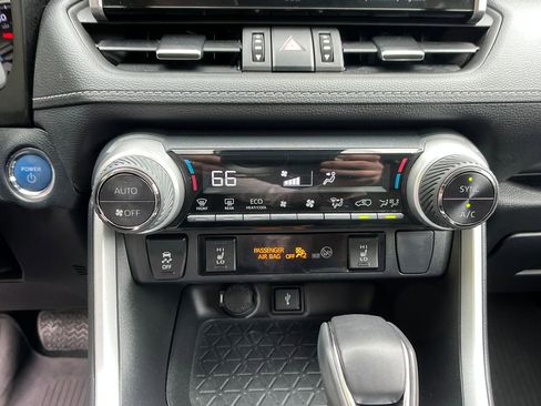 Used 2022 Toyota RAV4 XLE Premium AWD/4WD image 17