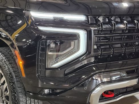 Used 2025 Chevrolet Suburban Z71 w/ Z71 Off-Road Package AWD/4WD image 13