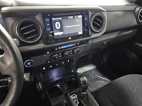 Used 2017 Toyota Tacoma TRD Sport image 31