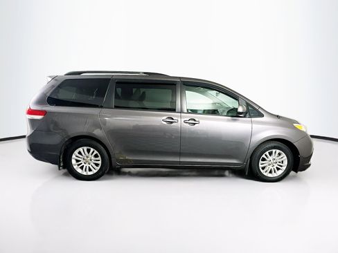 Used 2013 Toyota Sienna XLE FWD image 10