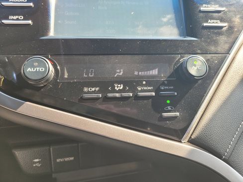Used 2018 Toyota Camry SE FWD image 21