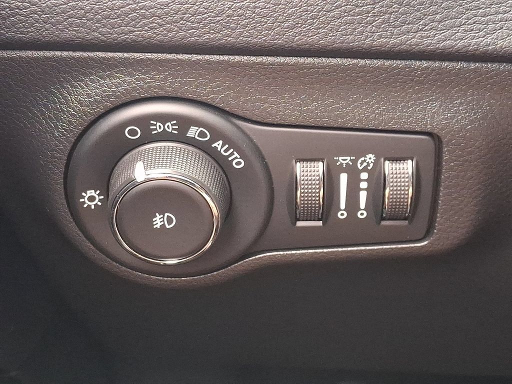 Used 2019 Jeep Compass Latitude w/ Cold Weather Group AWD/4WD image 25
