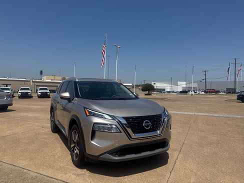Used 2021 Nissan Rogue SL FWD image 2