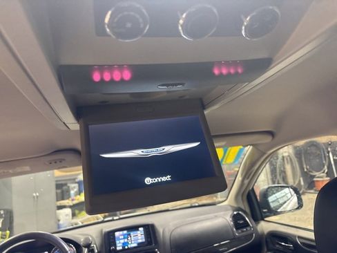 Used 2016 Chrysler Town & Country Touring image 17