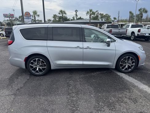 Used 2022 Chrysler Pacifica Limited FWD image 2