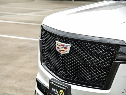 Used 2024 Cadillac Escalade ESV V AWD/4WD image 30