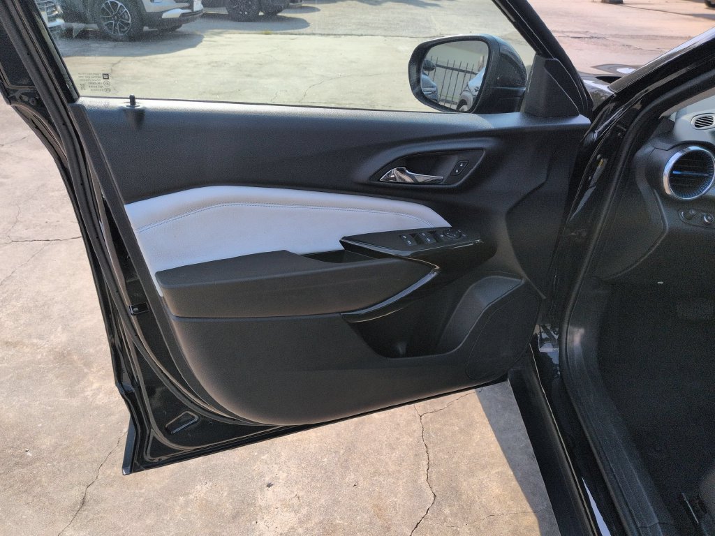 Used 2025 Chevrolet Trax LT w/ LT Convenience Package FWD image 11