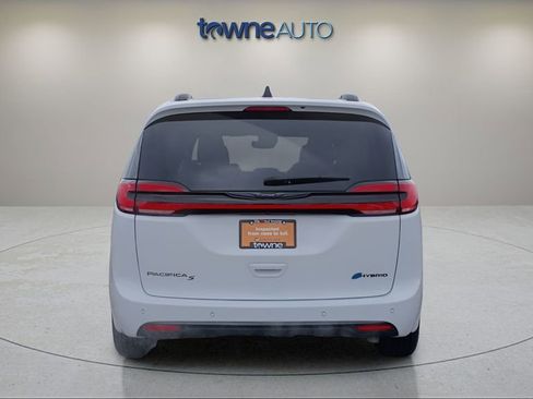 Used 2024 Chrysler Pacifica Premium image 4