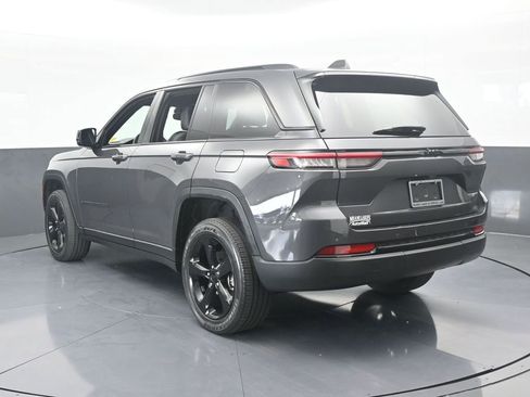 Used 2023 Jeep Grand Cherokee Altitude image 4