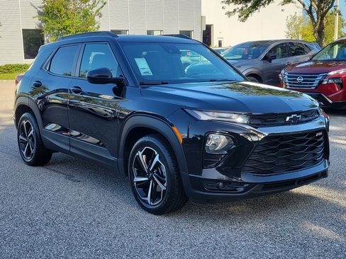 Used 2023 Chevrolet TrailBlazer RS w/ Sun and Liftgate Package FWD image 3