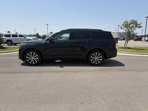 Used 2025 Ford Explorer ST-Line AWD/4WD image 2