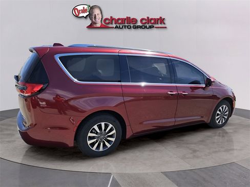 Used 2021 Chrysler Pacifica Touring-L image 6