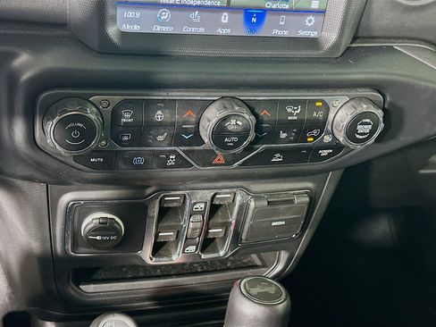 Used 2022 Jeep Wrangler Unlimited Sahara w/ Cold Weather Group AWD/4WD image 24