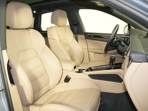 Certified 2025 Porsche Macan AWD/4WD image 18