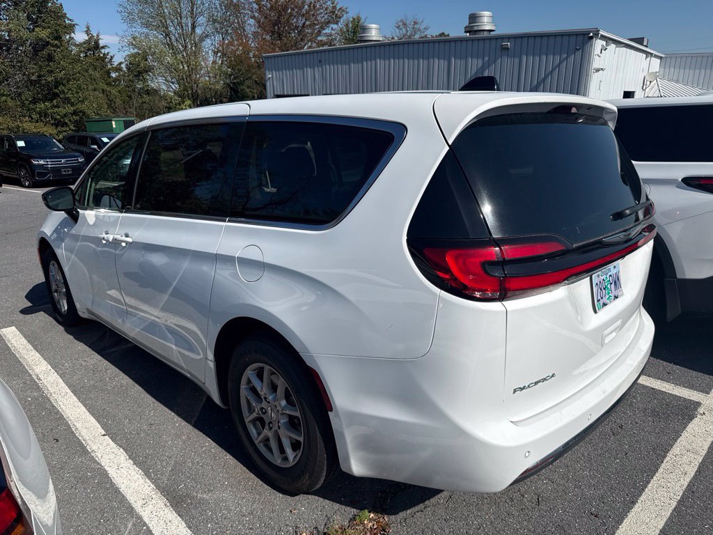 Used 2024 Chrysler Pacifica Touring-L FWD image 3