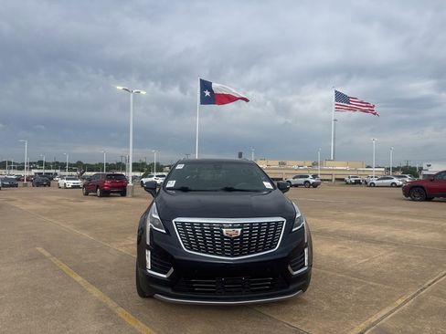 Used 2022 Cadillac XT5 Premium Luxury w/ Technology Package FWD image 4