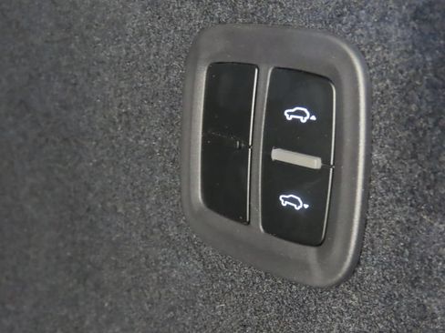 Certified 2025 Porsche Macan Electric RWD image 45
