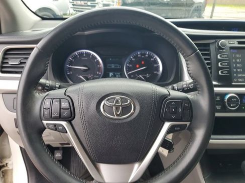 Used 2016 Toyota Highlander Plus FWD image 10