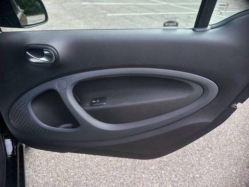 Used 2016 smart fortwo passion RWD image 15