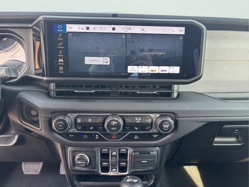 Used 2025 Jeep Wrangler Sahara image 13