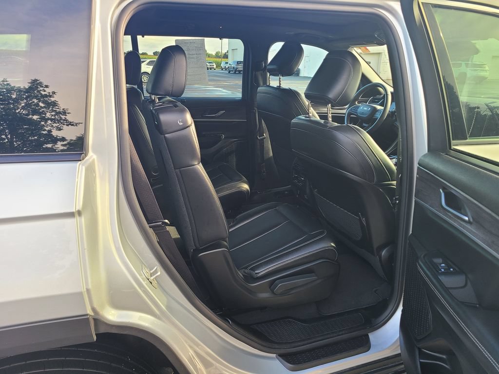 Used 2024 Jeep Grand Cherokee L Limited w/ Luxury Tech Group II AWD/4WD image 15