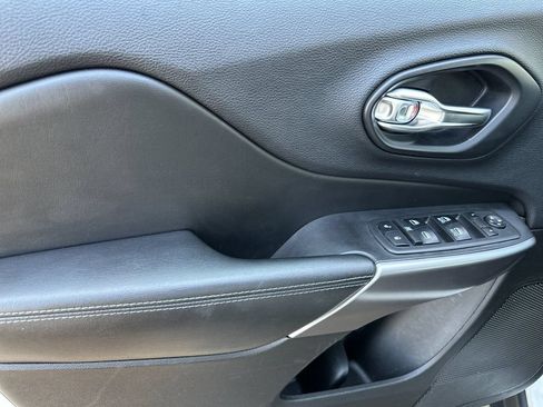 Used 2019 Jeep Cherokee Latitude Plus FWD image 10