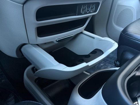 Used 2024 Chrysler Pacifica Touring-L image 44