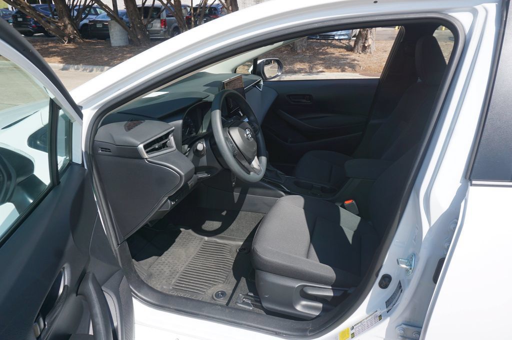 Used 2023 Toyota Corolla LE FWD image 2