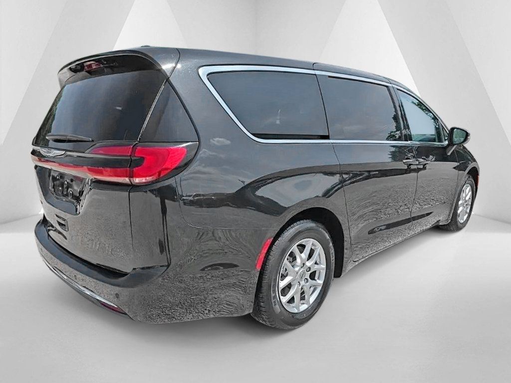 Used 2023 Chrysler Pacifica Touring-L FWD image 6