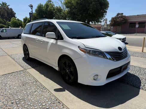 Used 2016 Toyota Sienna SE w/ SE Preferred Package FWD image 3