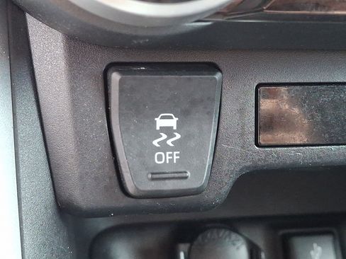 Used 2021 Toyota RAV4 LE AWD/4WD image 25