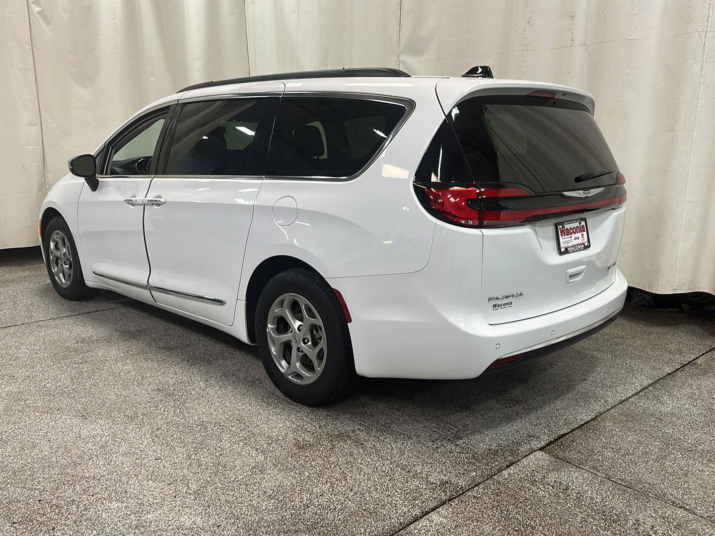 Certified 2023 Chrysler Pacifica Limited FWD image 3