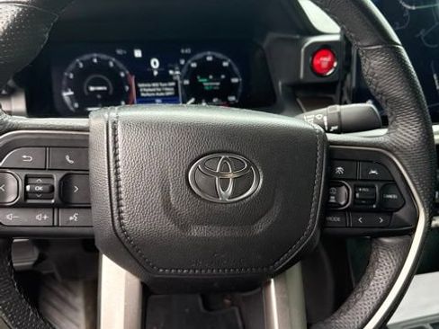 Used 2025 Toyota Tacoma TRD Off-Road AWD/4WD image 12