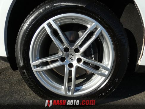 Used 2024 Porsche Macan AWD/4WD image 21