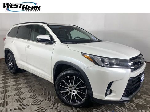 Used 2018 Toyota Highlander SE image 1